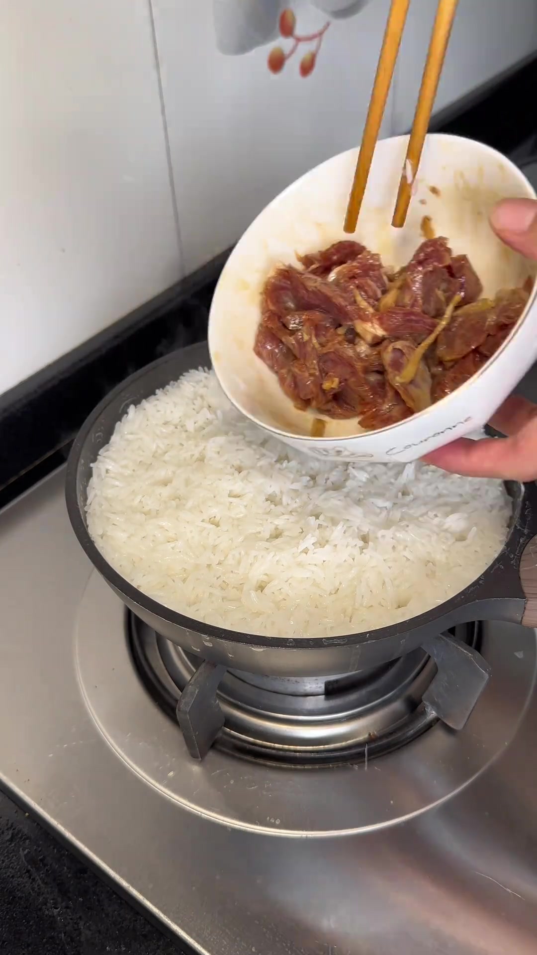 跟着厚皮橙用不粘锅做的煲仔饭，新手小白现学现做，太好吃了