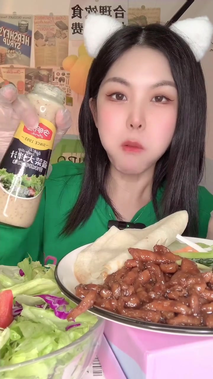 今日吃肉丝卷饼和蔬菜沙拉