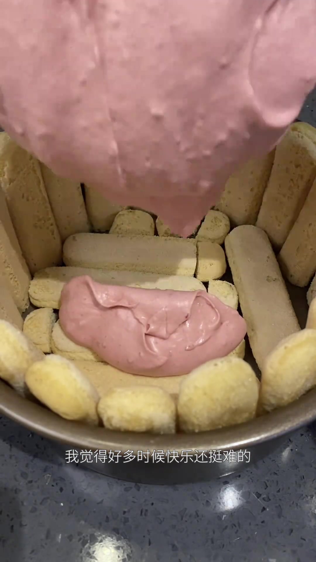 夏洛特蛋糕｜送给妈妈的百元礼物分享蛋糕材料：手指饼干300g树莓500g（新鲜冷冻均可）糖