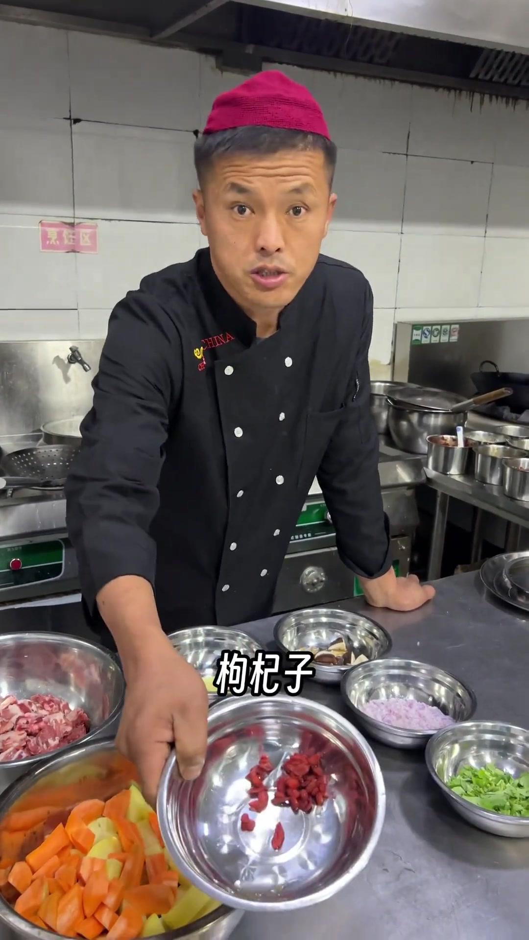 各地开始陆续的降温了,给大家带来了一道新疆特色羊排揪片子,在寒冷的冬季带来一丝暖意!