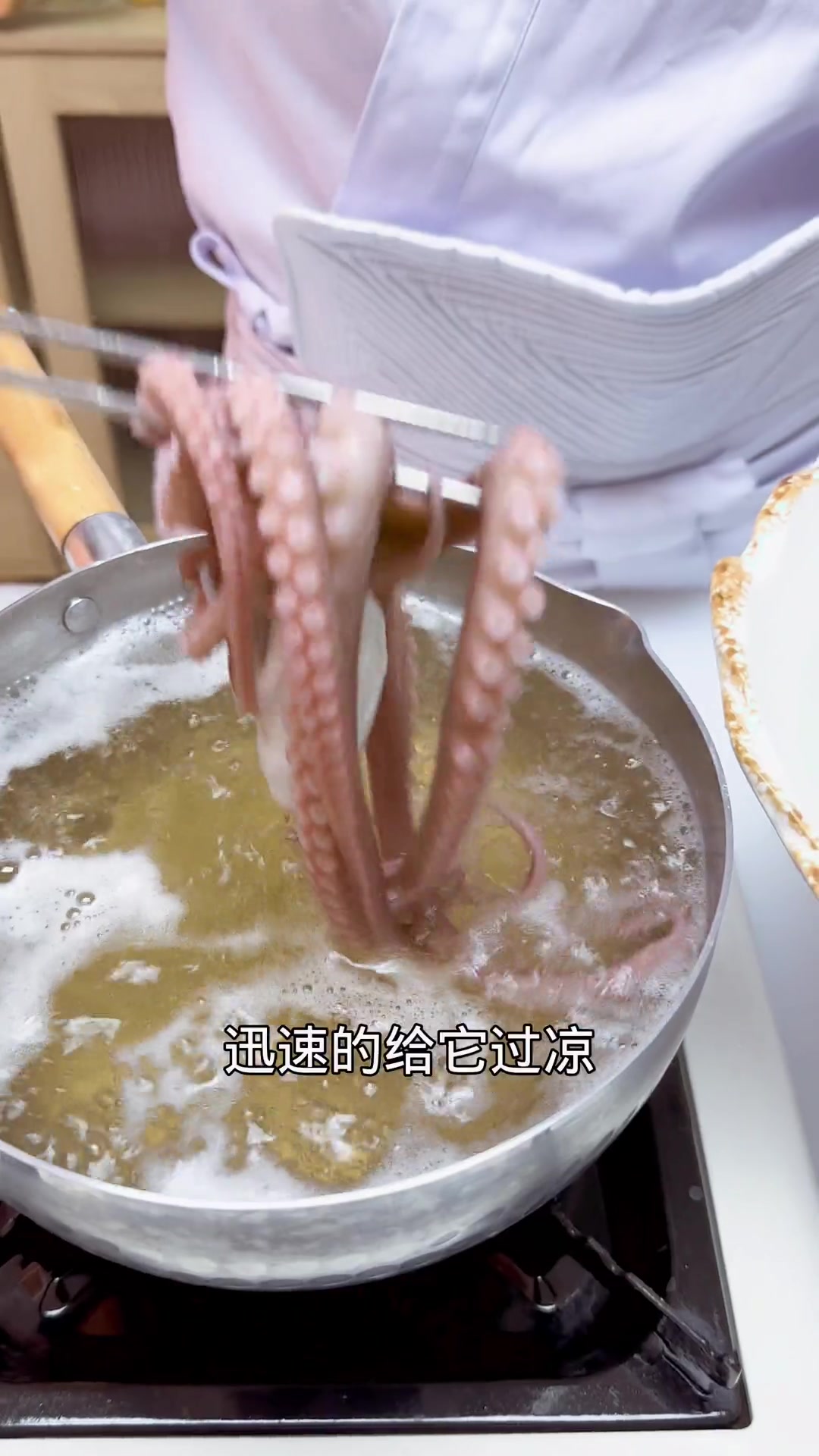 活蹦乱跳的活章鱼，怎么吃才最过瘾？一定要在家里试一下