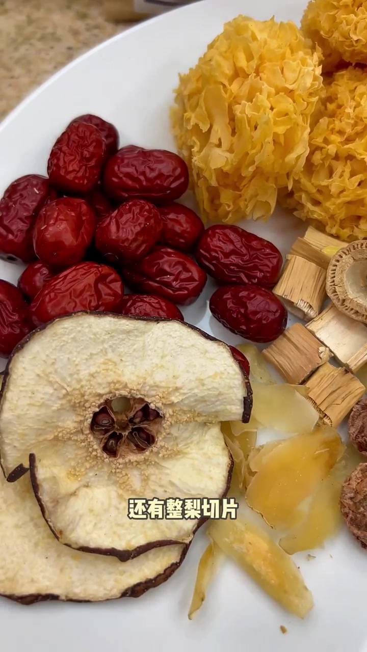 入秋必备小吊梨汤，喝着舒服还护嗓，快做起来！