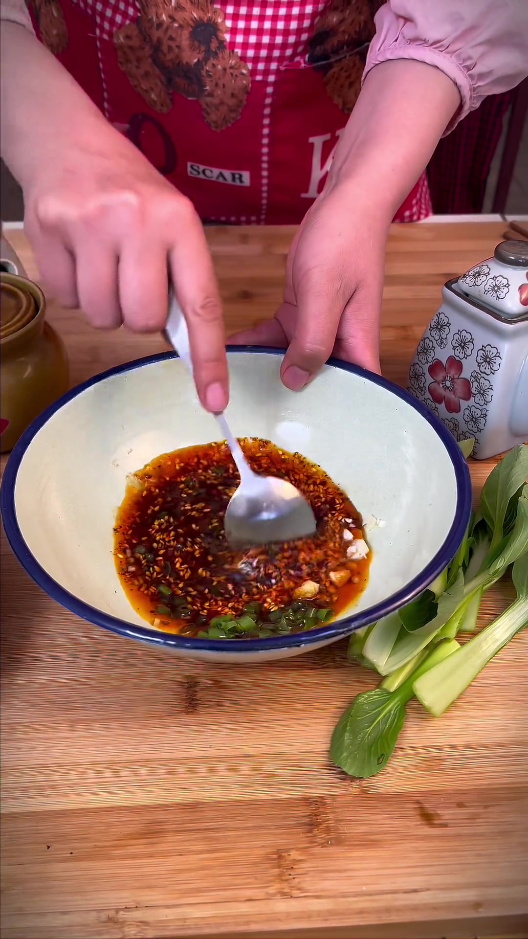 一个人不想做饭的时候，给自己来一碗做法简单的酸汤面，比煮方便面都好吃