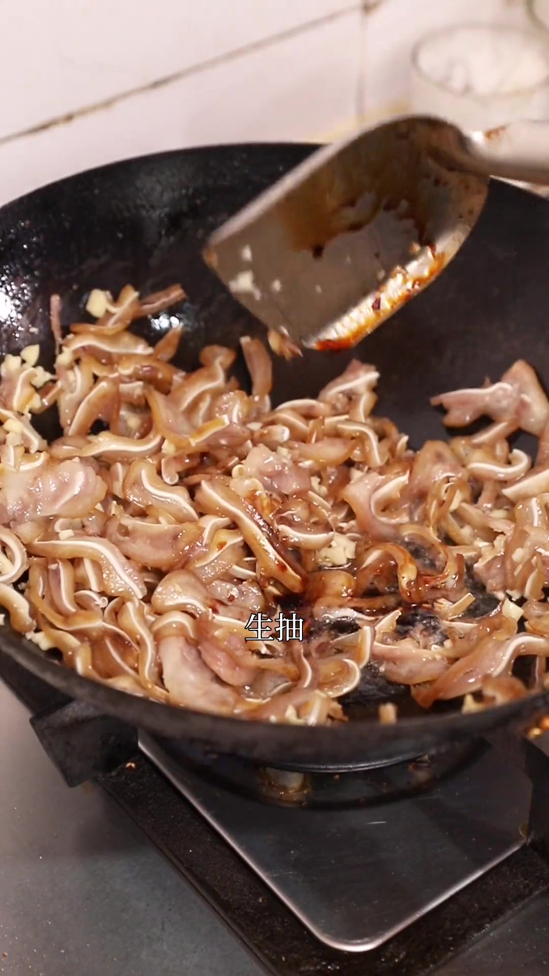 韭花炒猪耳尖,香辣有嚼劲,好下饭,灵魂嫩韭花超解腻,不仅下饭还下酒~