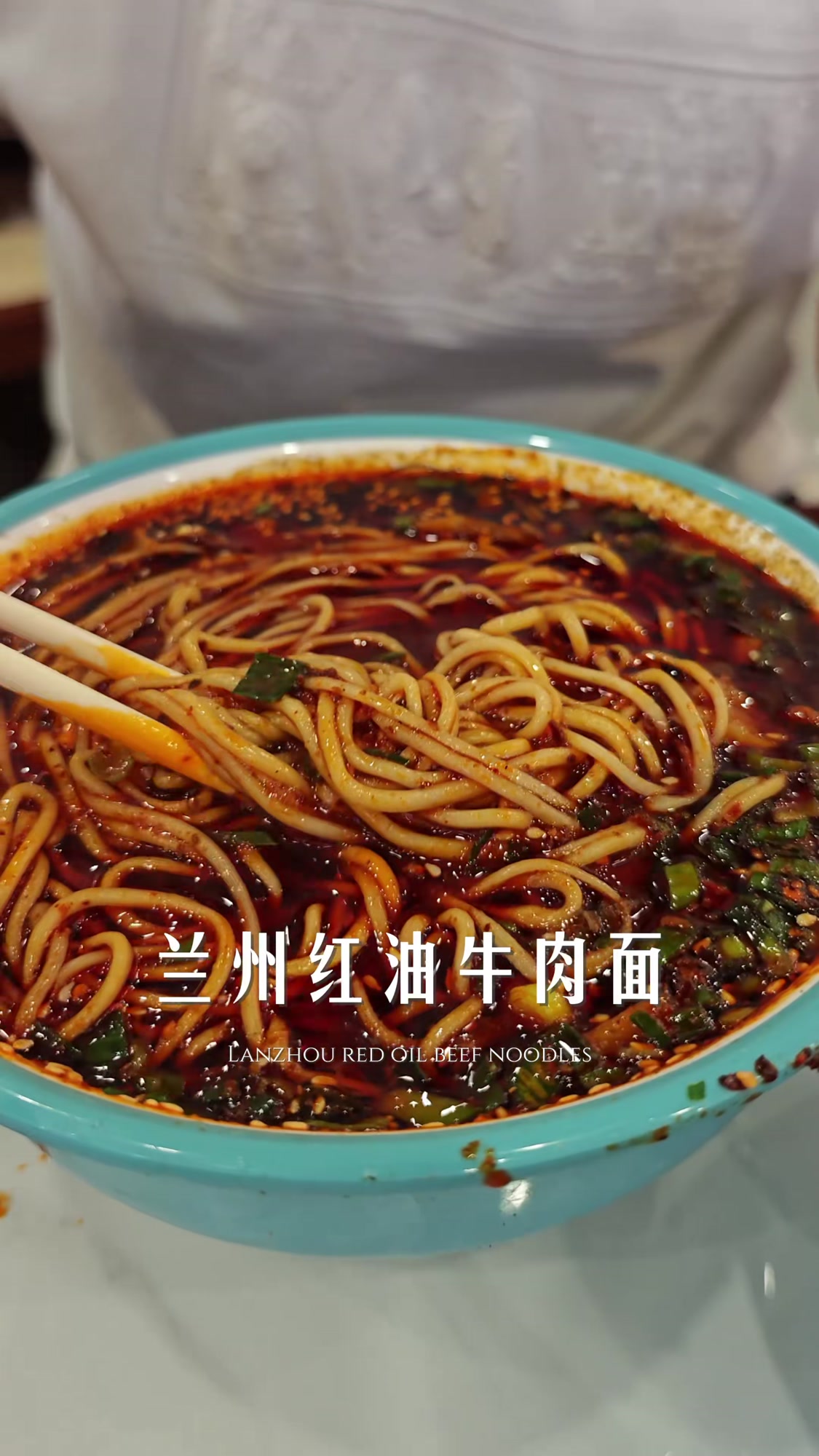 牛肉面馆生意火爆,汤底与辣椒是关键,炒刀削面带来烟火气息