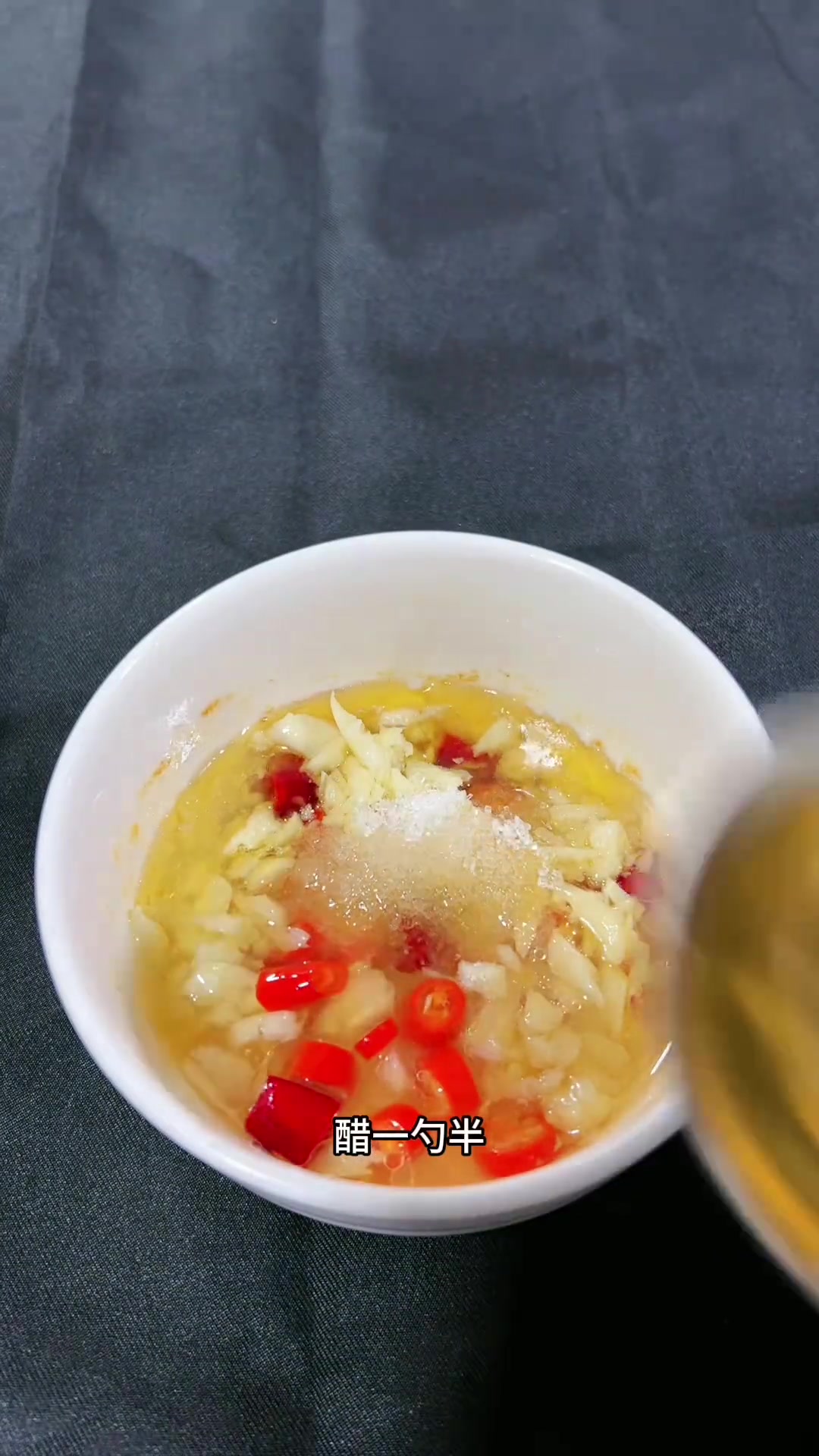今天给大家教一道家常凉拌苦菊,爽口美味!
