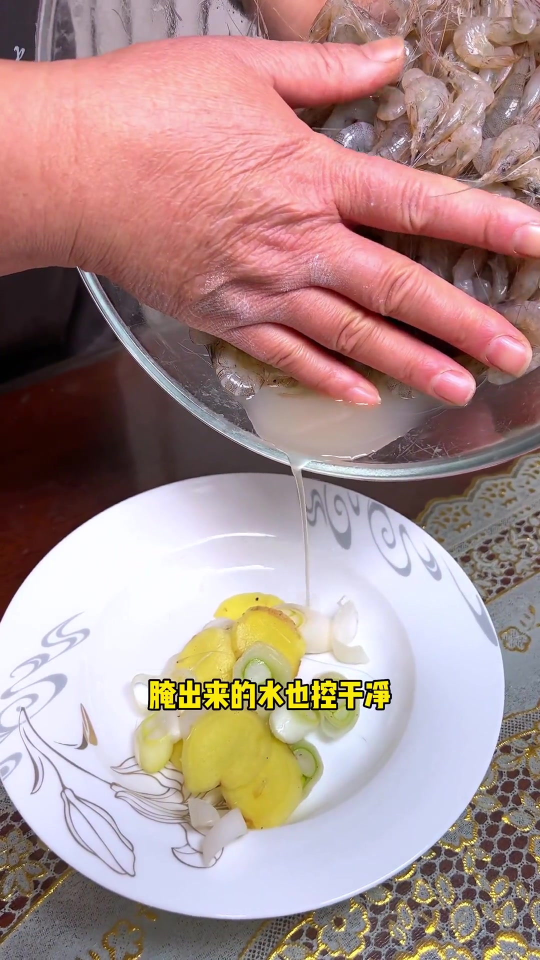 春天是孩子长个得季节，婆婆做了又酥又脆的干炸小河虾，做法简单。全家人都喜欢吃