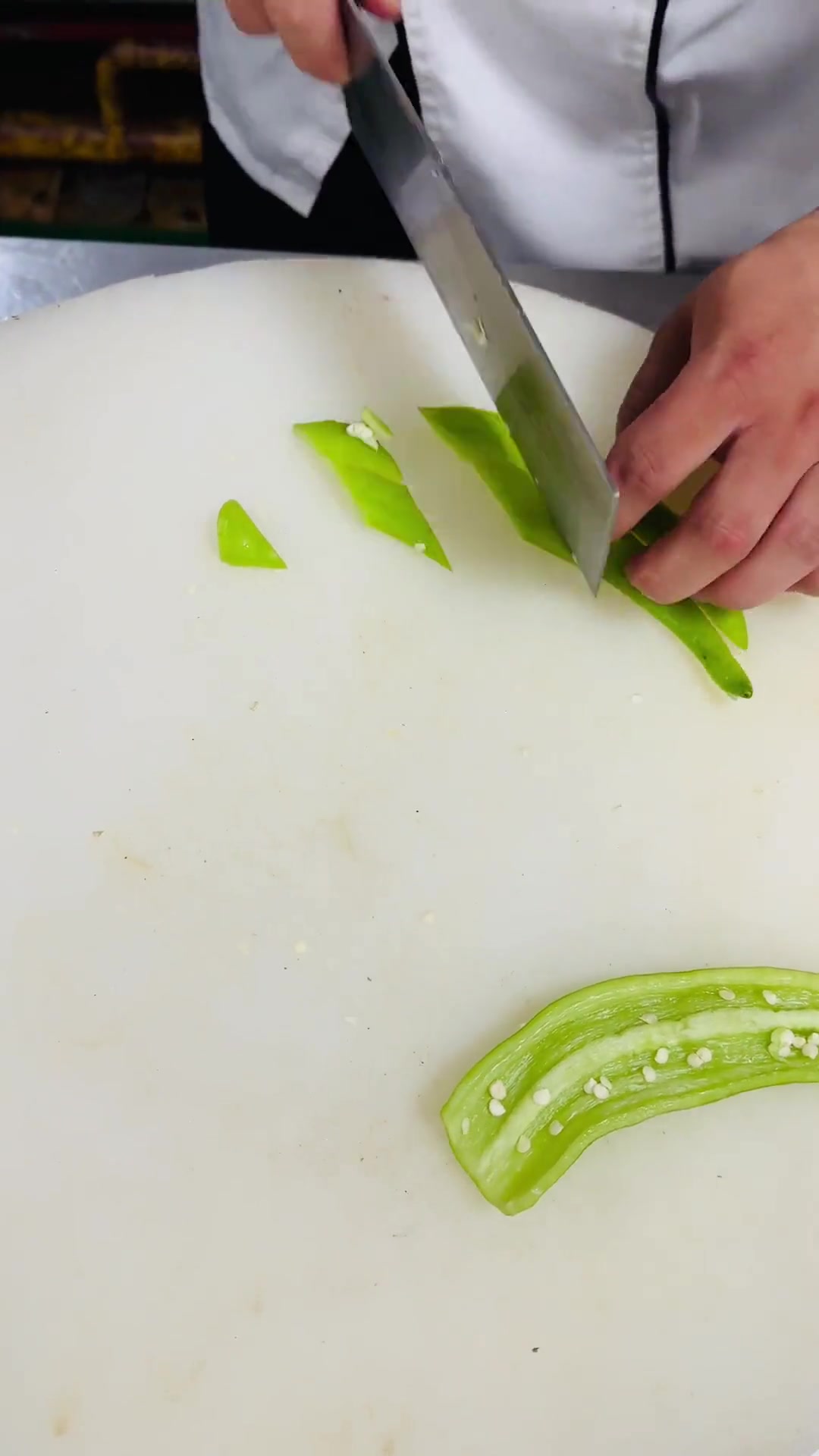 辣炒花蛤。肉质肥美。鲜味十足。酒桌上必不可少的小海鲜。在家也能轻松制作