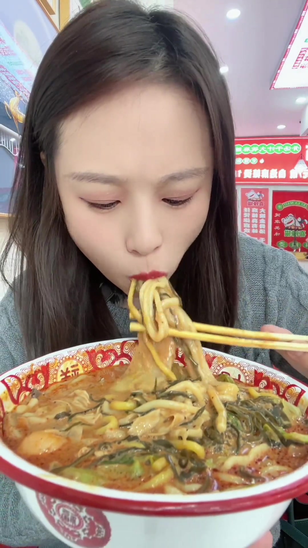 天嘎嘎冷，整一碗裹满麻酱黏糊糊的麻辣烫，满口香