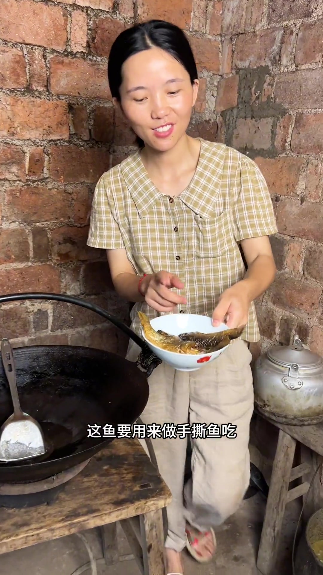 姐姐好不容易从外面回来一趟，我每天炒点干田鱼招待她