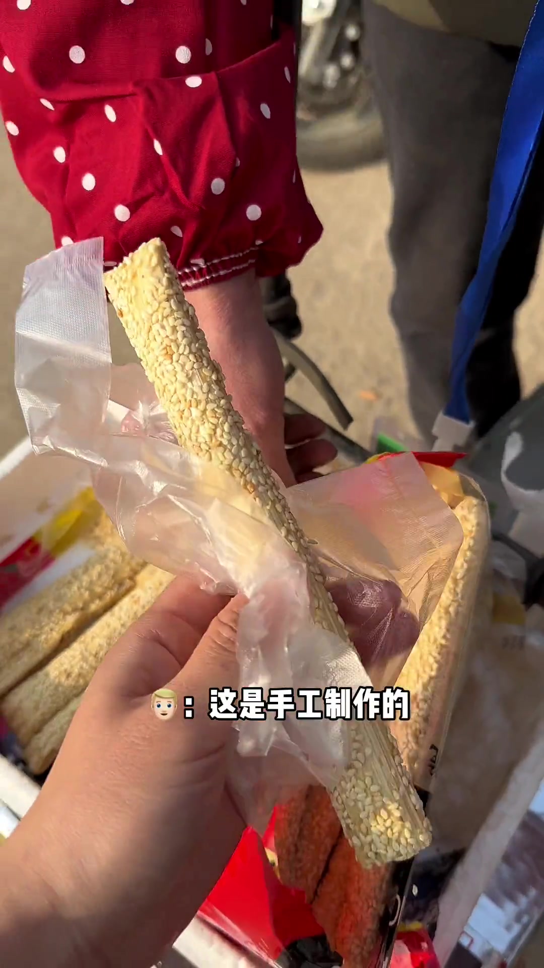 集市里的灶糖小摊每到快小年的时候才会遇到传统民俗小年吃灶糖