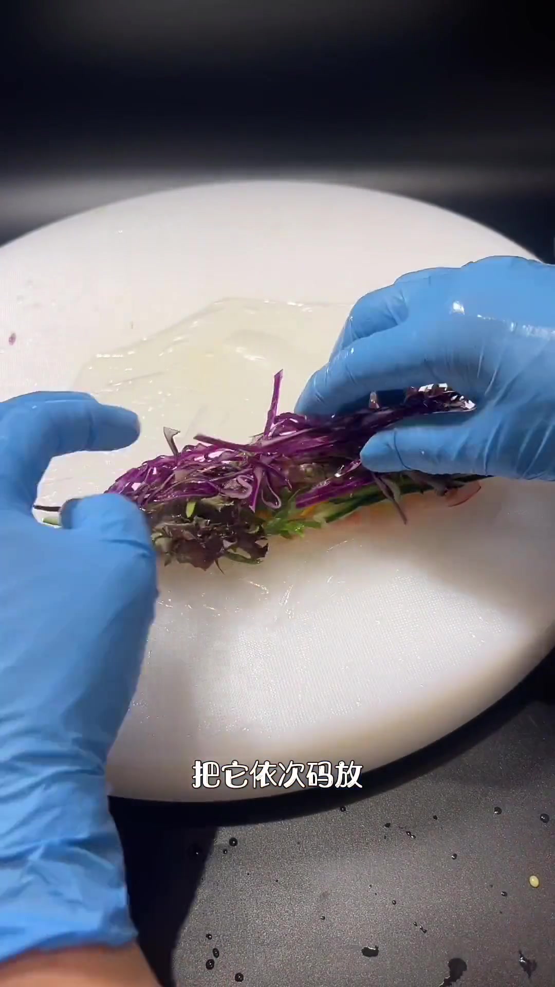 如何搭配做出一款好吃的奶酪蔬菜沙拉卷