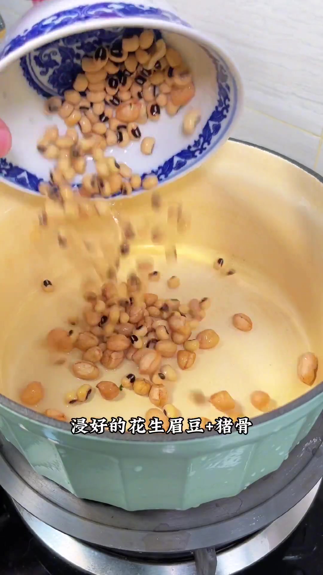 龙舟水到啦肯定要饮一碗节瓜鸡脚眉豆汤