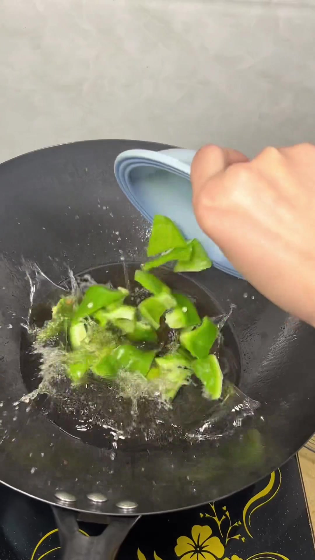 它出锅的那一刻我连东北菜馆的名字都想好了
