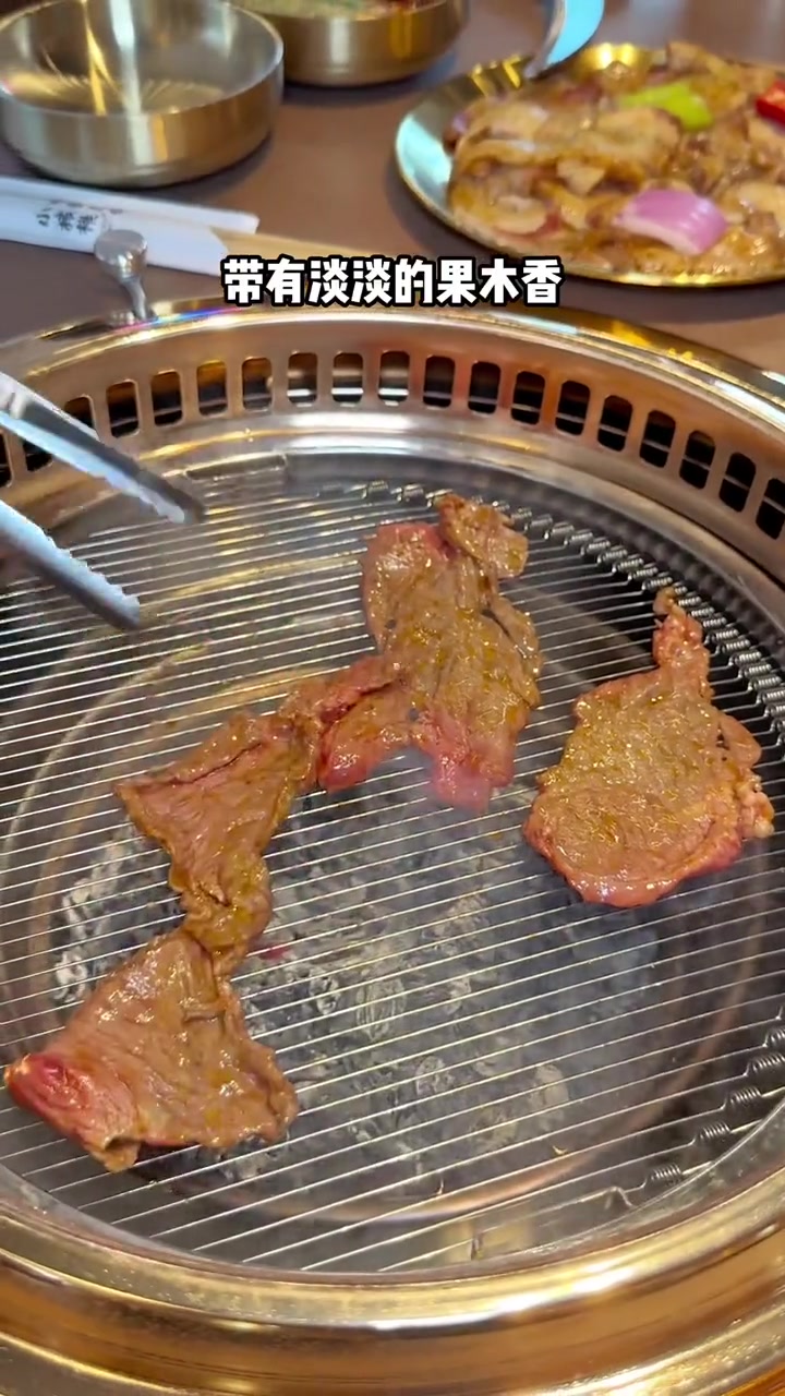 用核桃炭烤出来的肉真的好好吃！