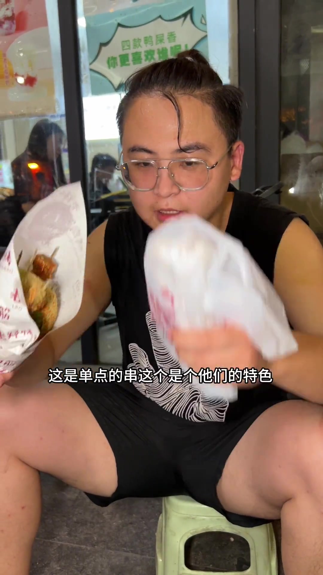 徐州小吃老郑烤肉筋来巨野了肉筋大呼的辣椒大呼的料一撒用烙馍卷上肉筋碳水和肉越吃越瘦