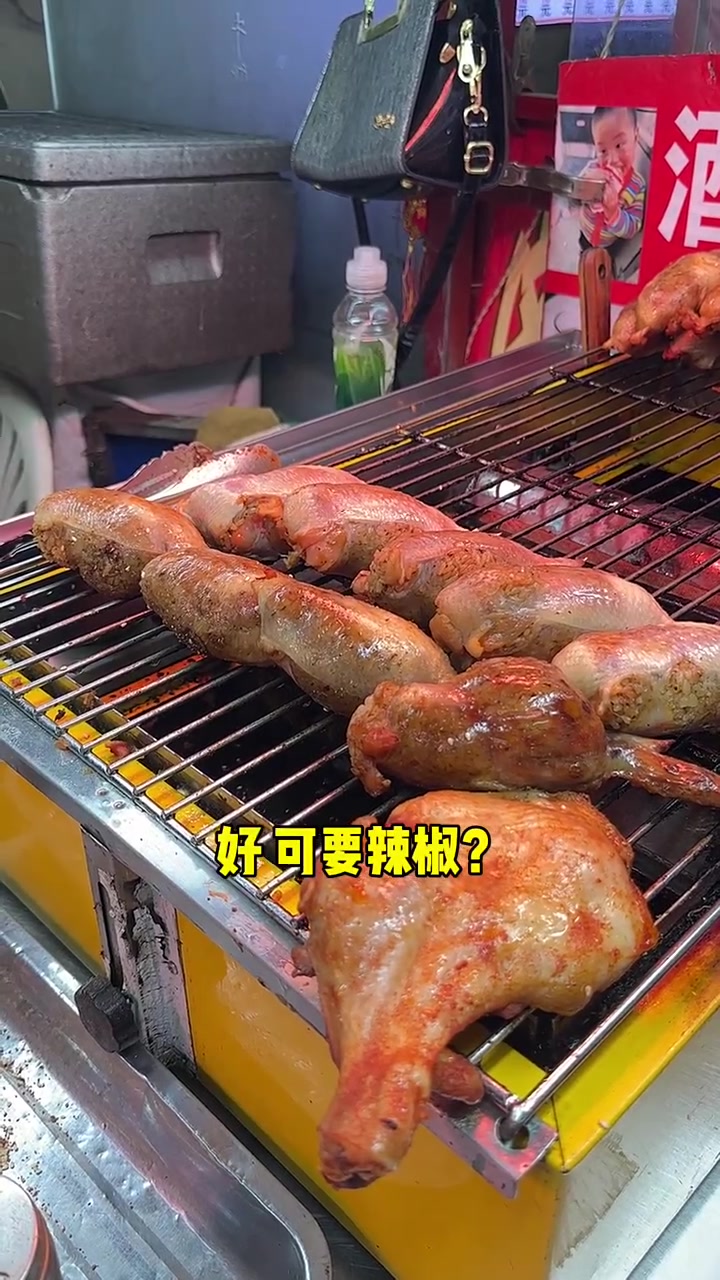好大一只鸡呀～可是鸡爪为啥塞鸡pp里~回家以为是鸡肠哈哈～锅贴一块钱仨馅料很足～瘦肉丸加了