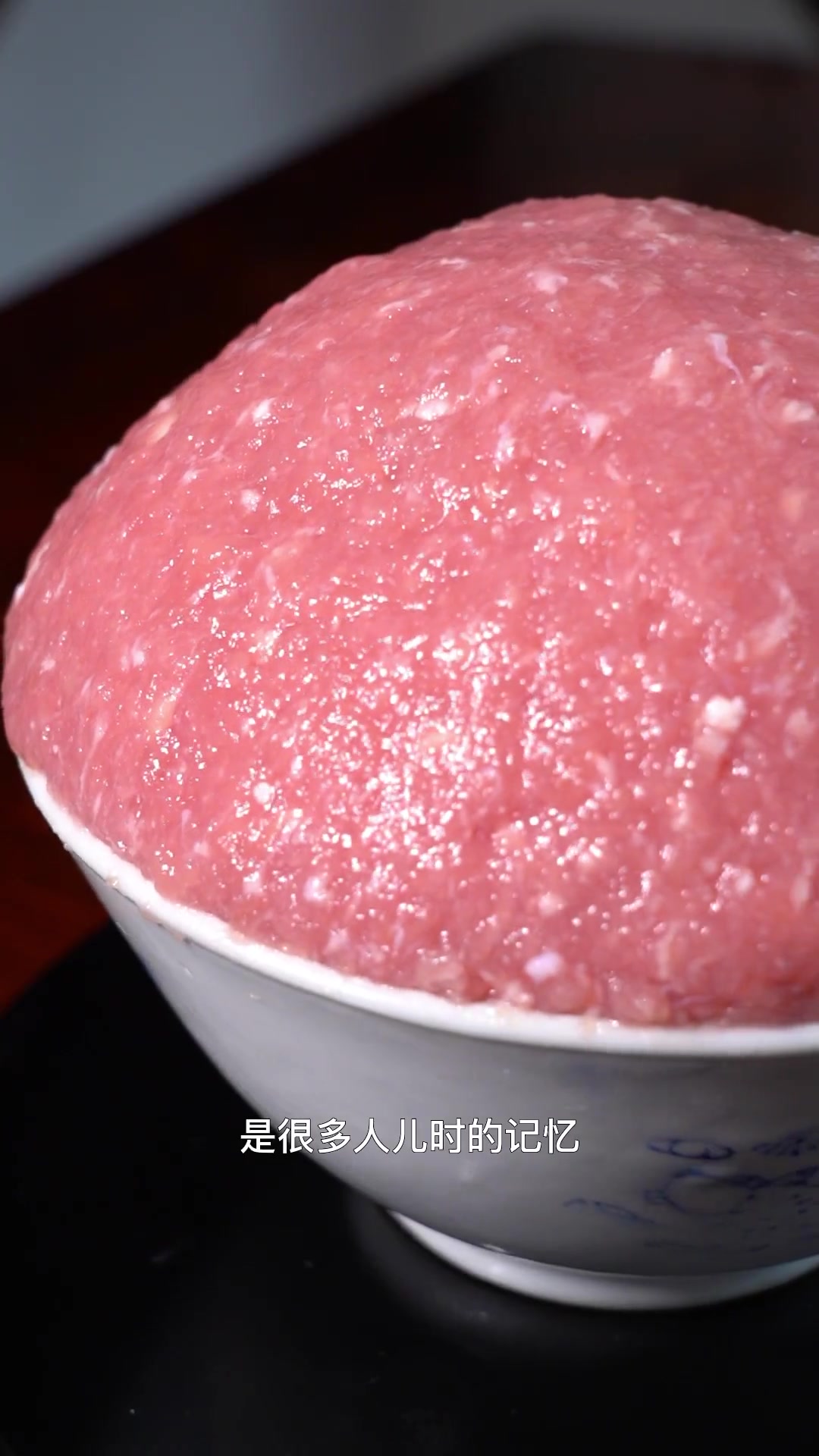 挑着挑子走街串巷,吆喝声声;皮薄肉透的徽州馄饨是老街巷的味道