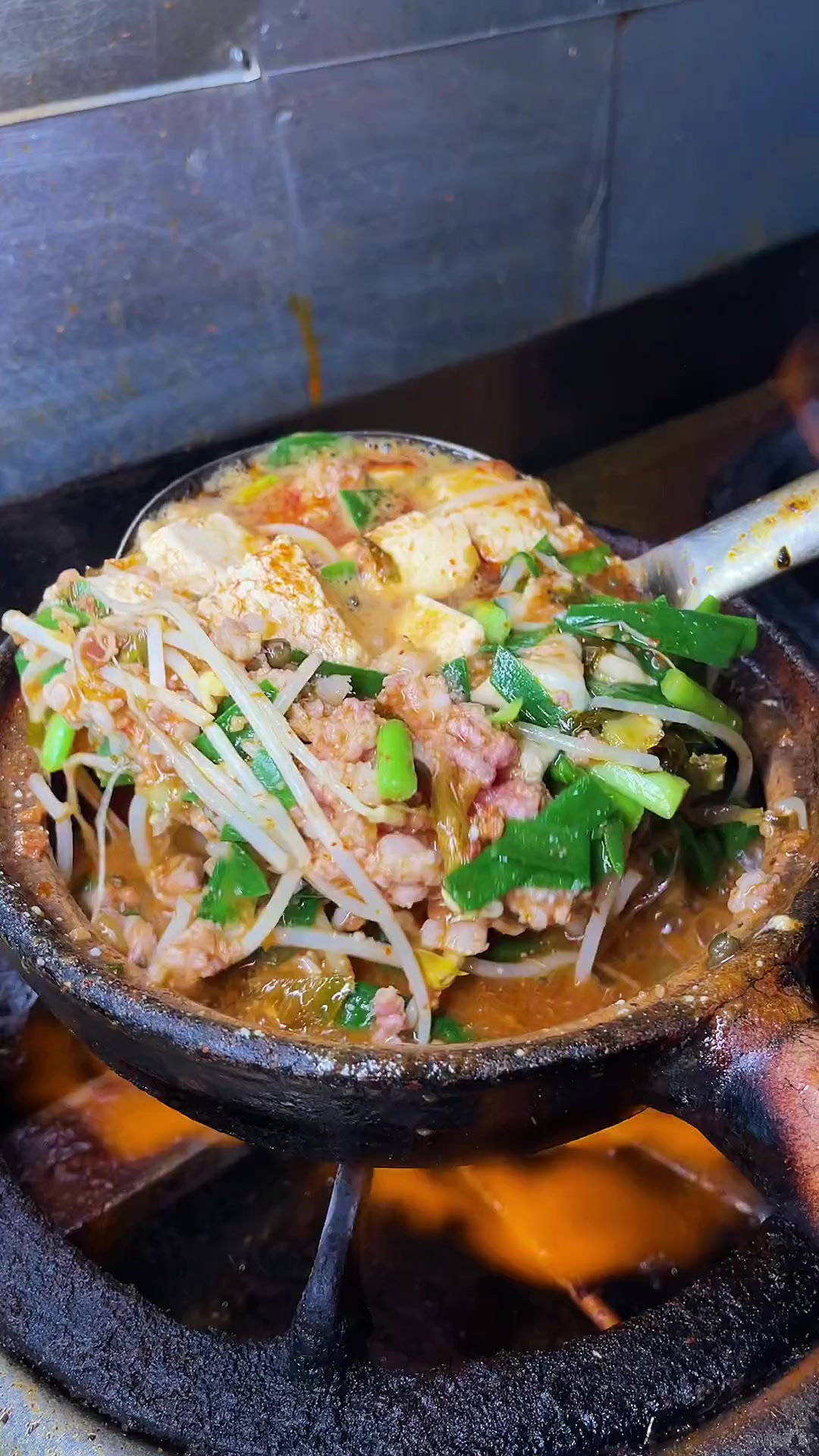 在昆明有一家臭豆腐砂锅米线，一对成都夫妻开了二十多年，老板说这两年不容易，真的很感谢老顾客