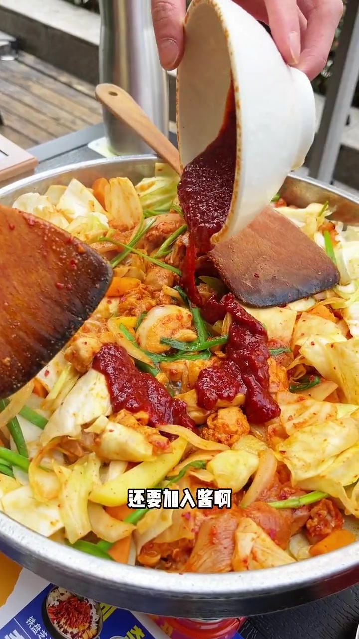 今天来个全鸡宴!一大盘芝士炒鸡,混合着各种蔬菜,味道很不错,还有8年没涨价的炖鸡,黑呼呼的
