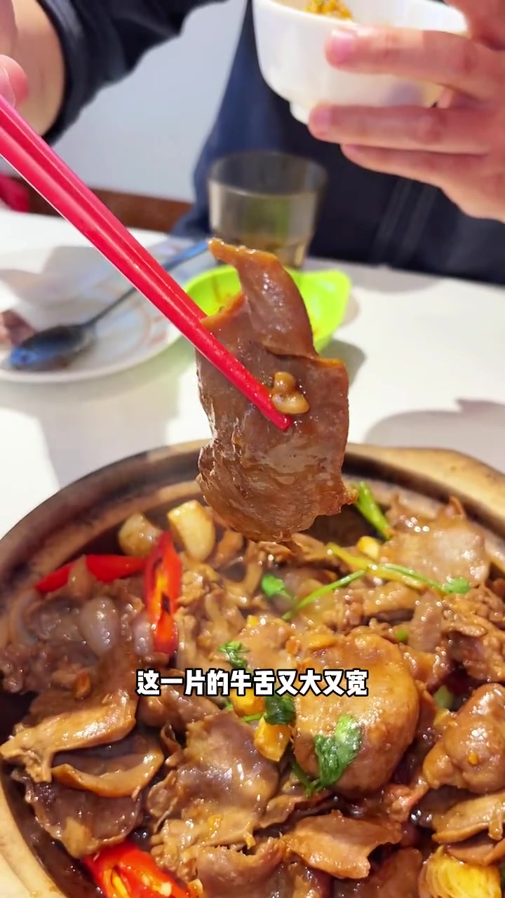 在韩国街隐藏着一家广东人的食堂大排档,烤春鸡做的一绝!生蚝鸡煲性价比很高,一个生蚝半斤重!