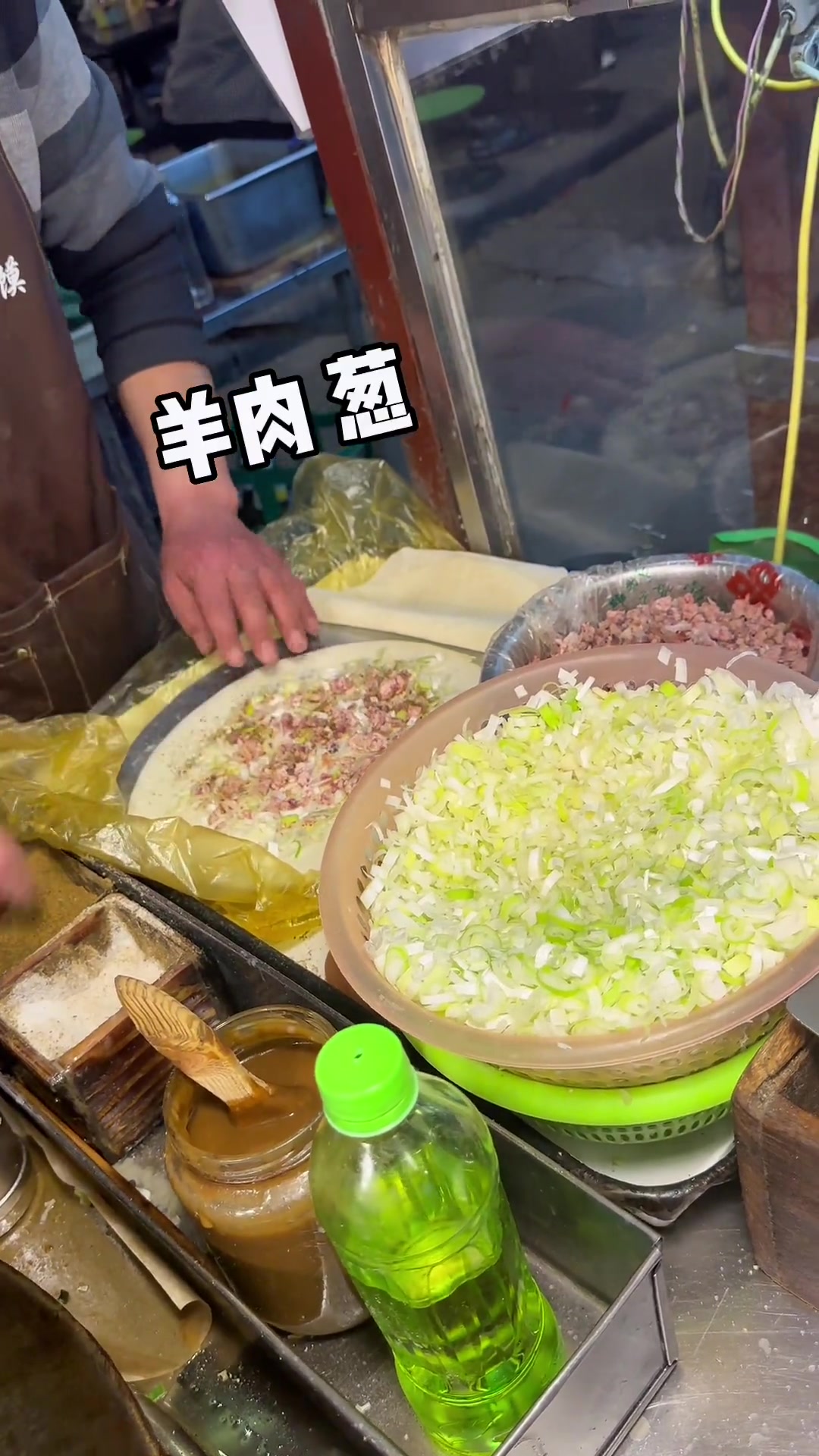 我们大开封夜市特色小吃羊肉炕馍10块钱一个肉质满满葱香十足