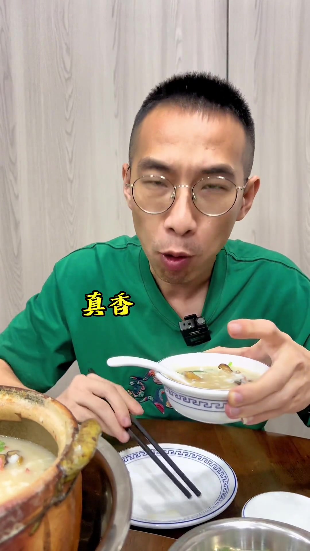 潮汕砂锅粥是真的香，去骨黄鳝搭配虾煲粥，那是一个鲜甜
