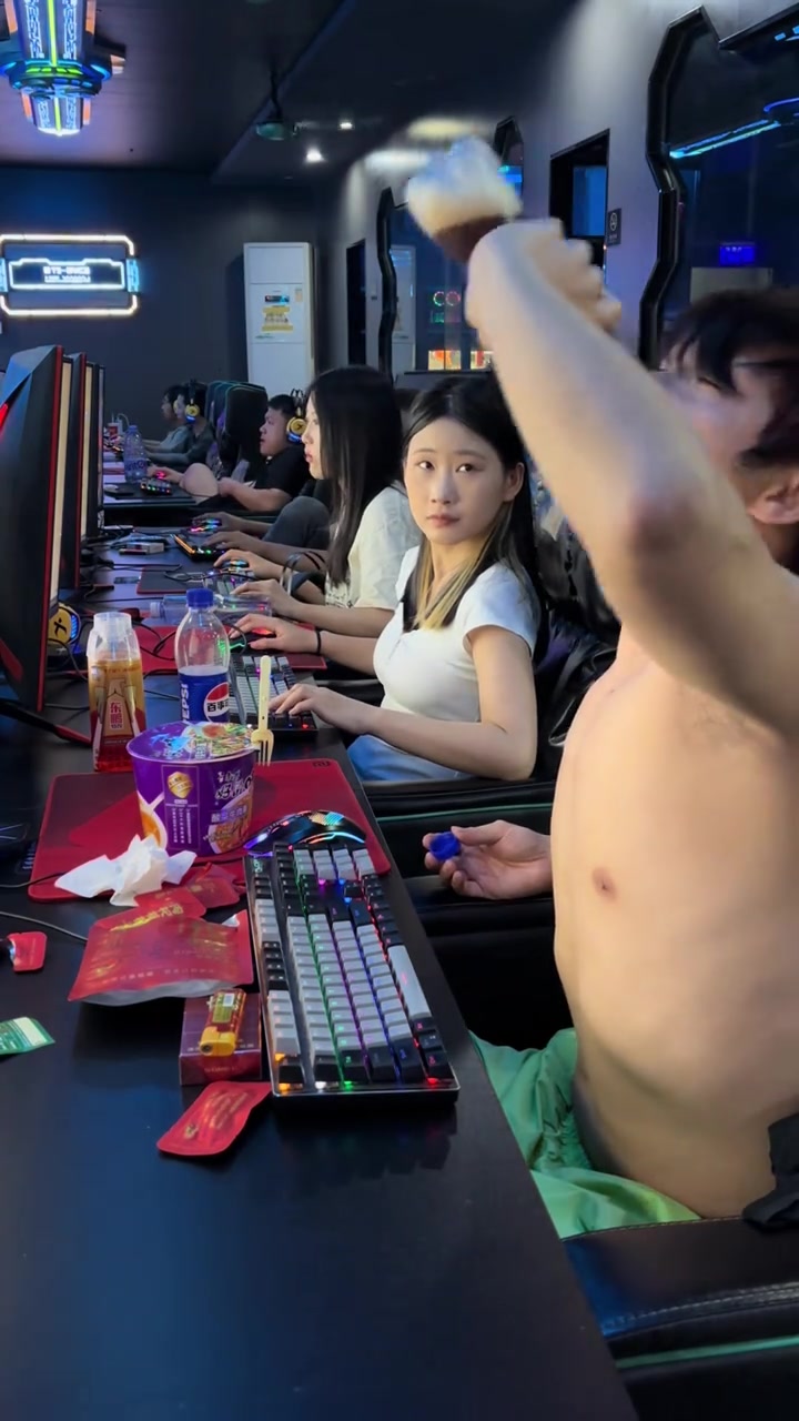 很多人问我一天消费多少,网费5/h通宵9小时25米,小快乐一包14泡面6快乐水10,两个老