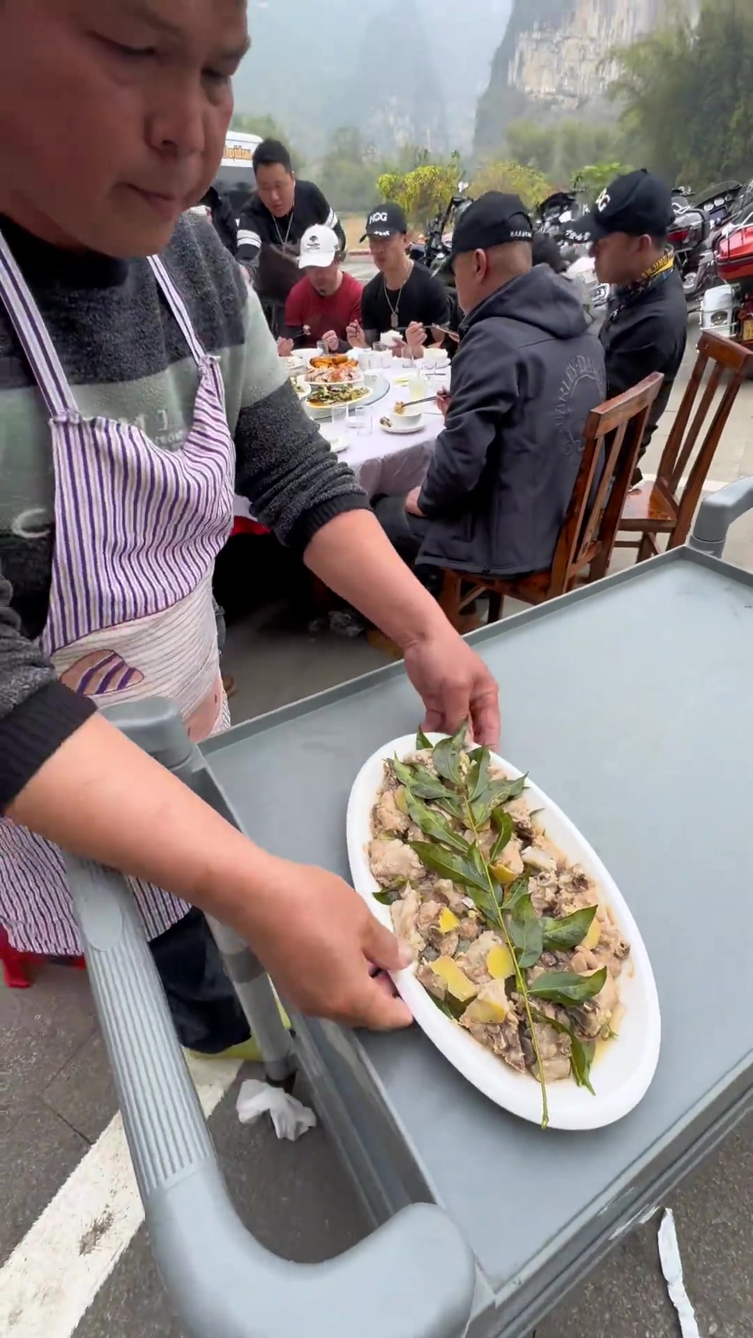 路边随处找了个农家乐吃饭当地特色烤乳猪味道绝了各种好吃菜品