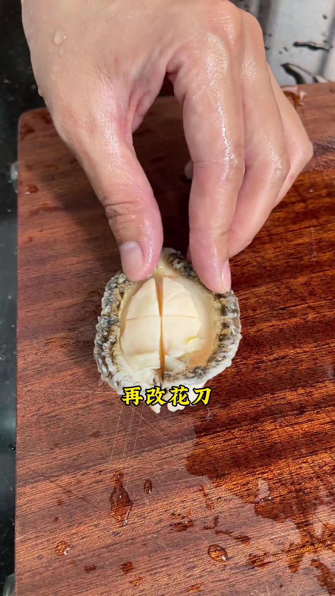 家常菜夏天到了,这道闽南家常菜苦瓜鲍鱼排骨汤安排起来,汤清肉嫩又好吃