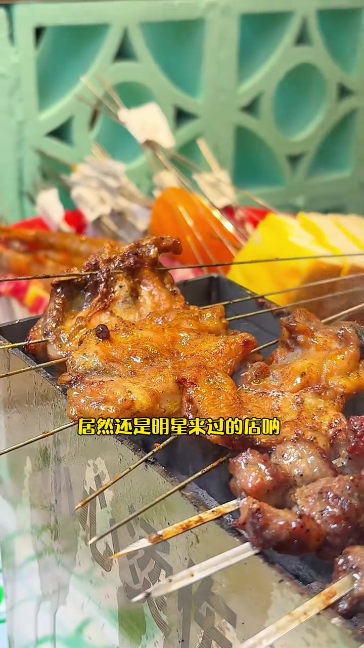 爆火的刘牌牌咱盘锦也有啦,刚试营业人成多了,自选烤串,桌上有小炉子能烤,氛围太好啦