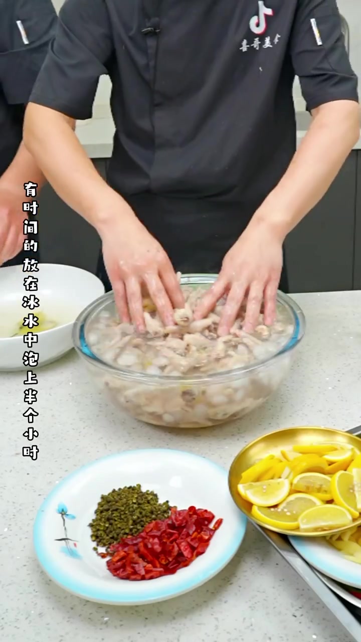 网红柠檬泡椒鸡爪，酸辣爽口，好吃到停不下来～