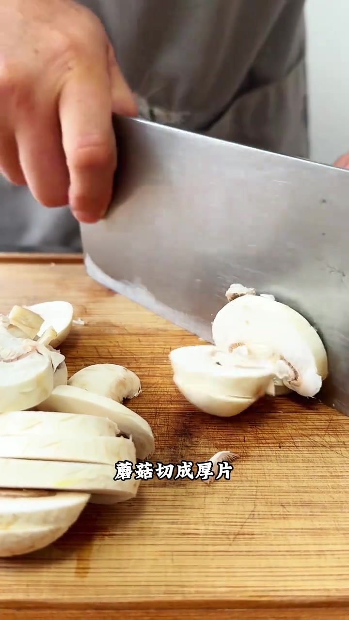 油面筋炒素什锦,不是浓油赤酱型的,而是清爽型的,食材种类多,口感丰富,滋味鲜美,陪面配饭都