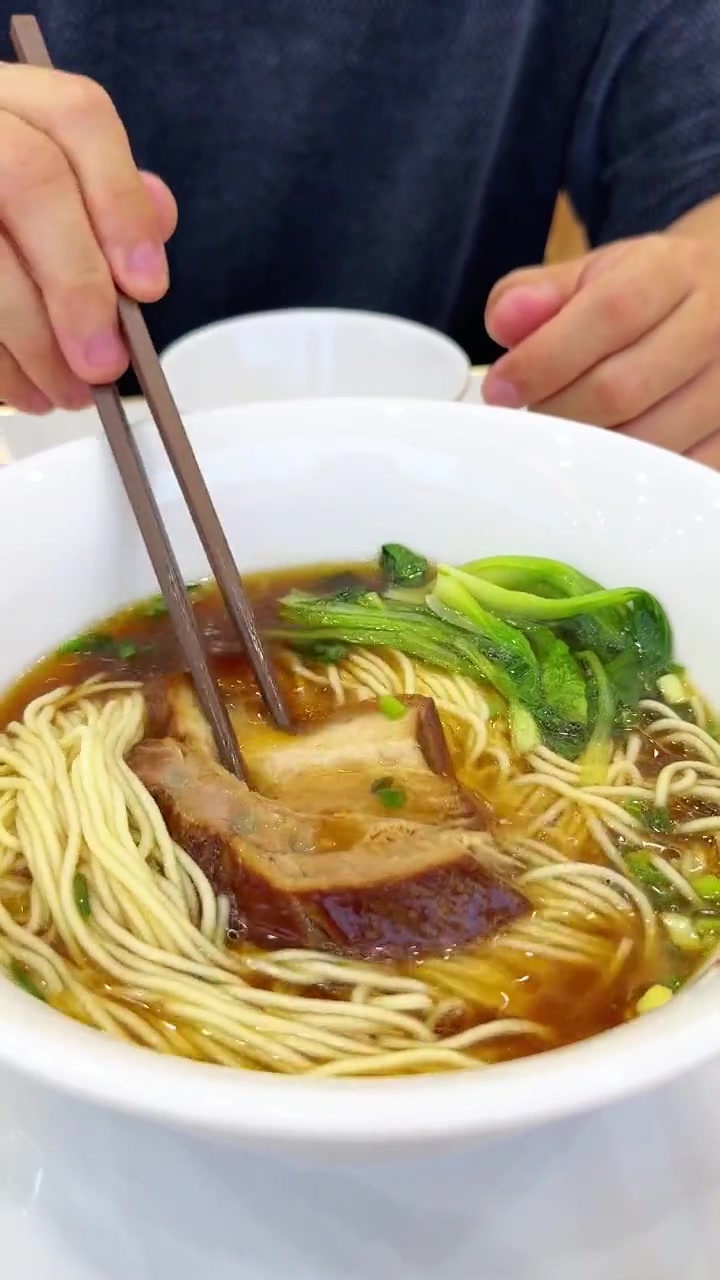 上海有很多汤包店，有老字号、连锁店、还有街边小店，今天我们去看看连锁老盛兴的汤包做的怎样，