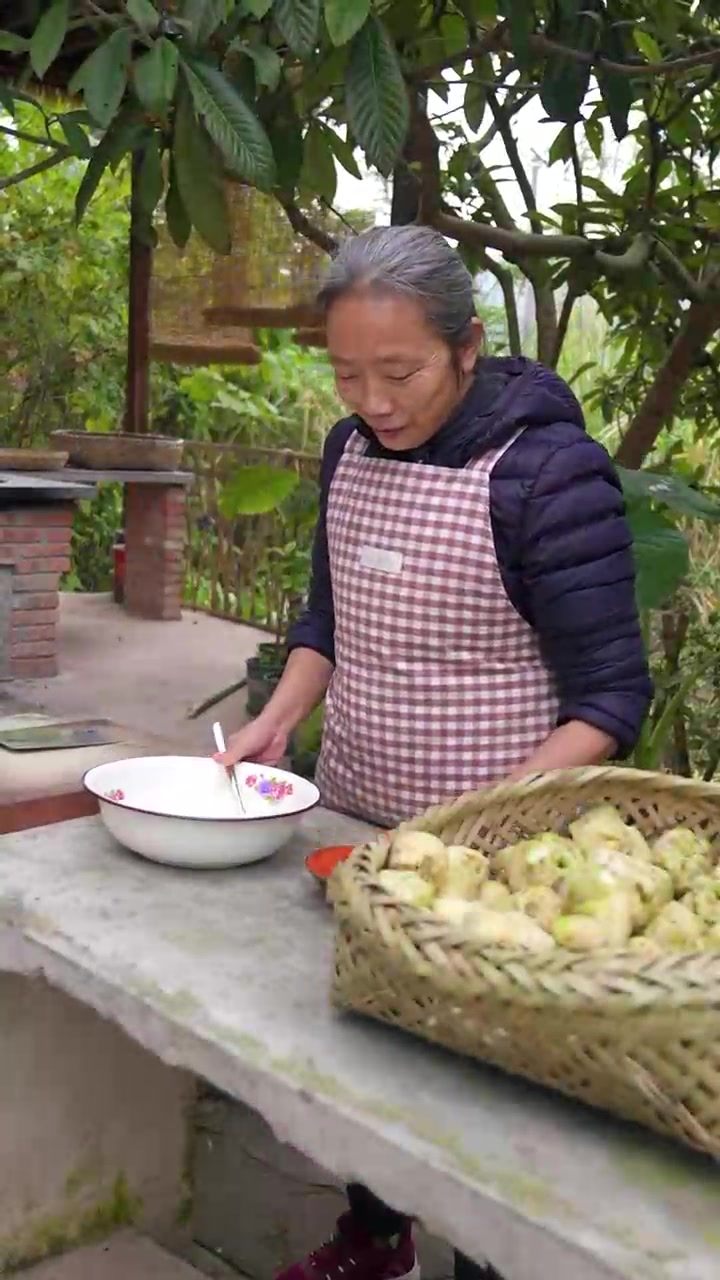 都晓得我们四川的麻辣手撕大头菜好吃,我前几个月腌了一坛