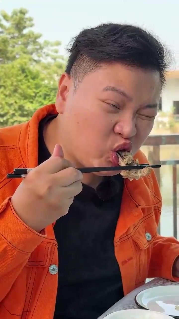 都能吃到什么新奇古怪的东西，这个一鸭两味，鸭肉丸子还真是第一次吃，自己养的鸭自家种的菜，吃