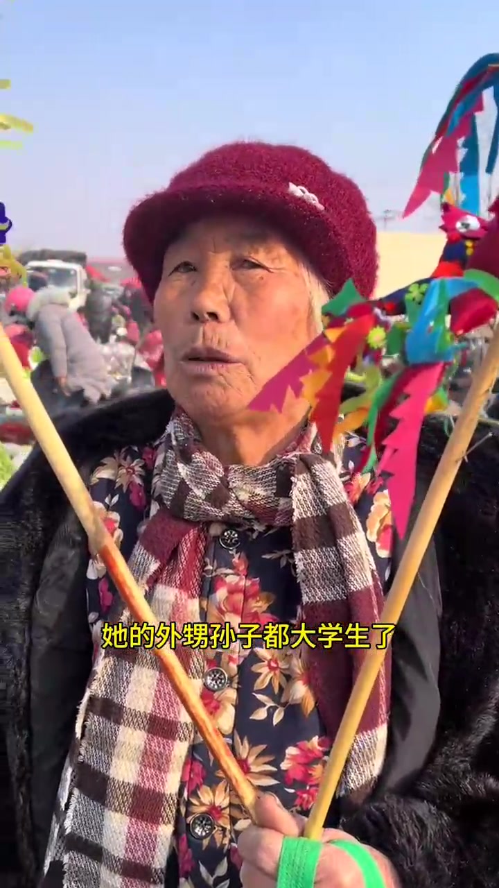 传统手工艺人做的打春鸡,寓意吉祥漂亮美观,手工缝制,也是一种风俗