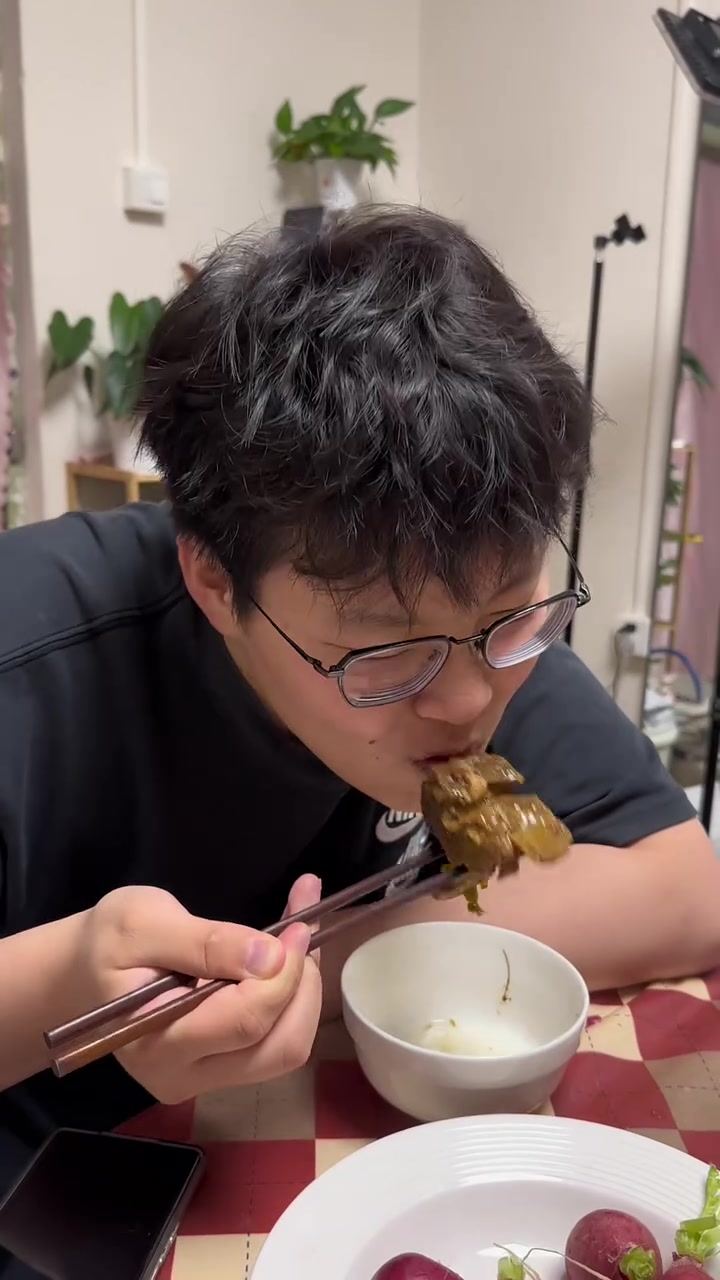 北漂在12平宿舍的幸福生活!今天跟老弟一起出去卖菜给公婆和老公做了一大桌子菜
