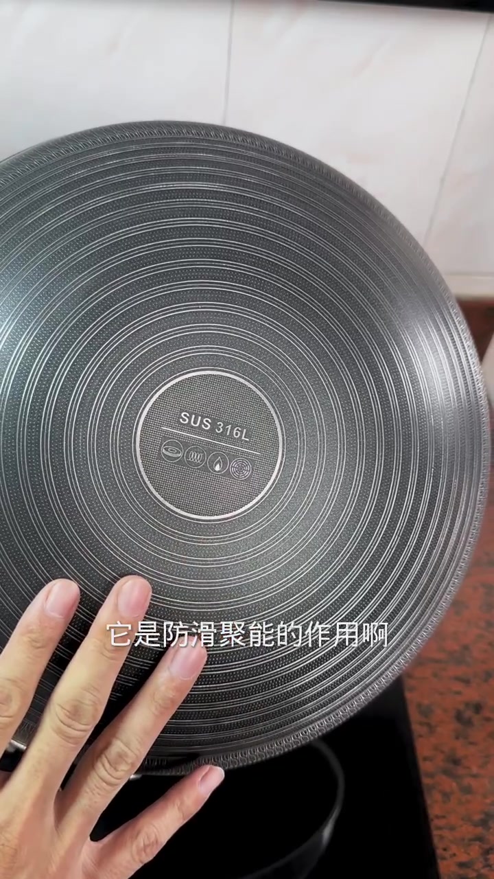 316不粘锅来了,好用,轻巧,电磁炉煤气炉通用,适合家用,含:炒锅,盖子,锅铲,勺子!