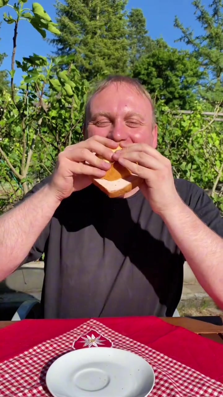 德国人喜欢把香肠和面包作为小吃或者间餐