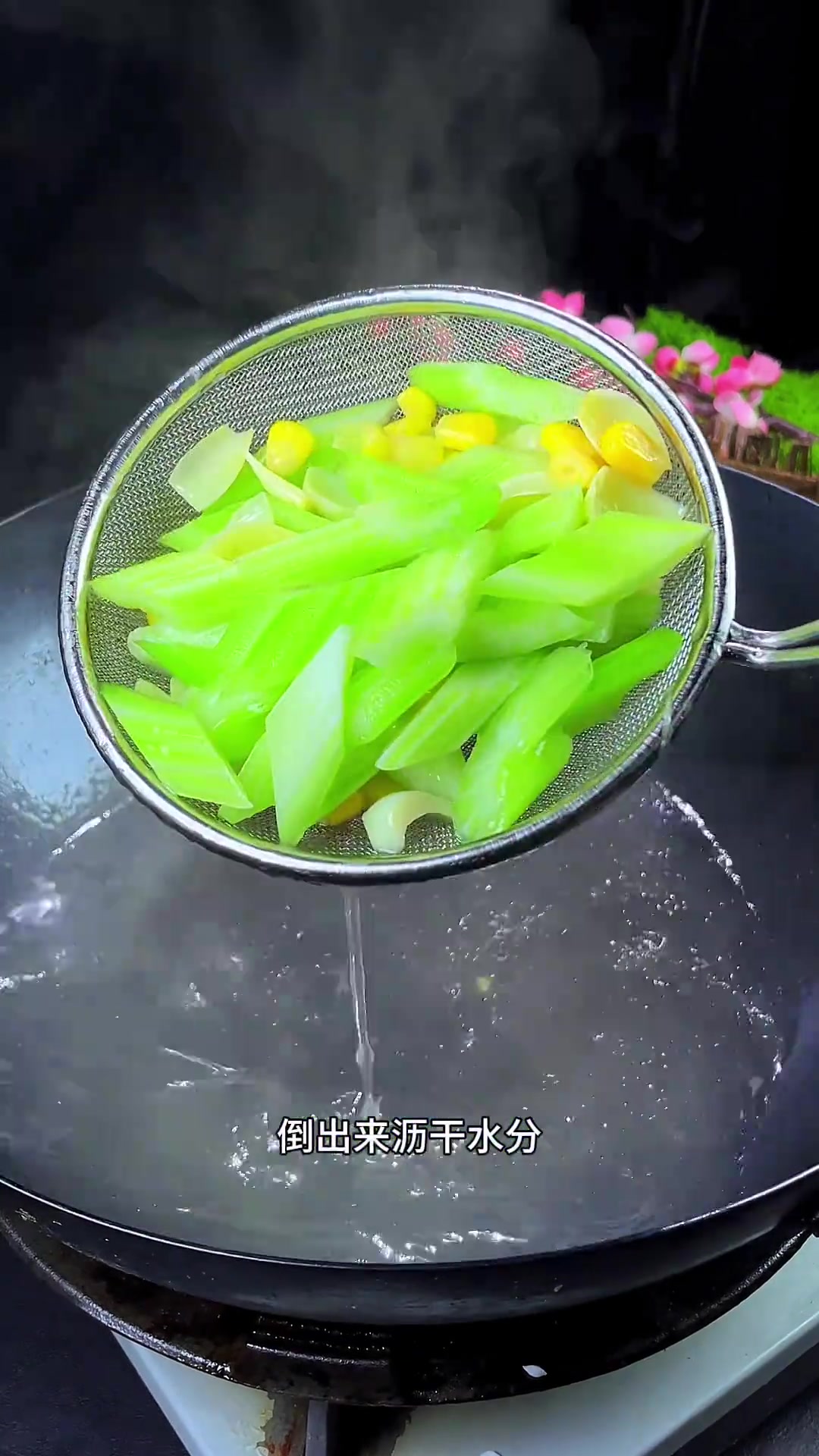 粤菜经典小炒西芹百合，每步操作皆有门道