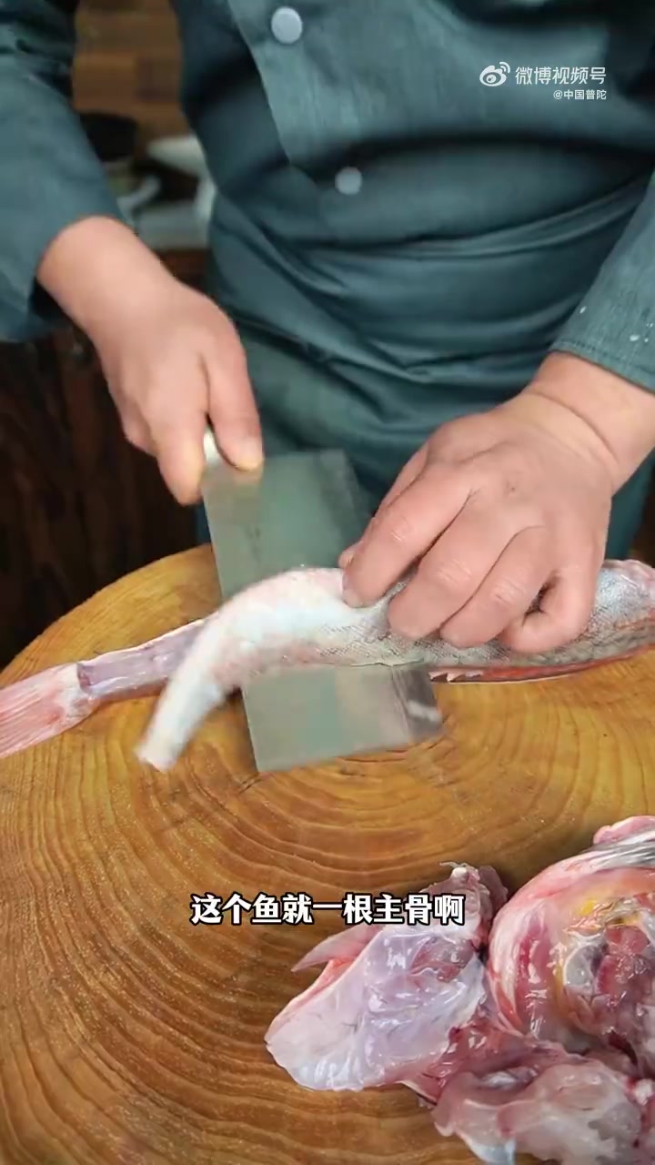 「海鲜与土豆的鲜美碰撞|红娘鱼烧土豆羹教程」食材亮点:红娘鱼(肉质鲜嫩,自带海洋鲜气)+ 