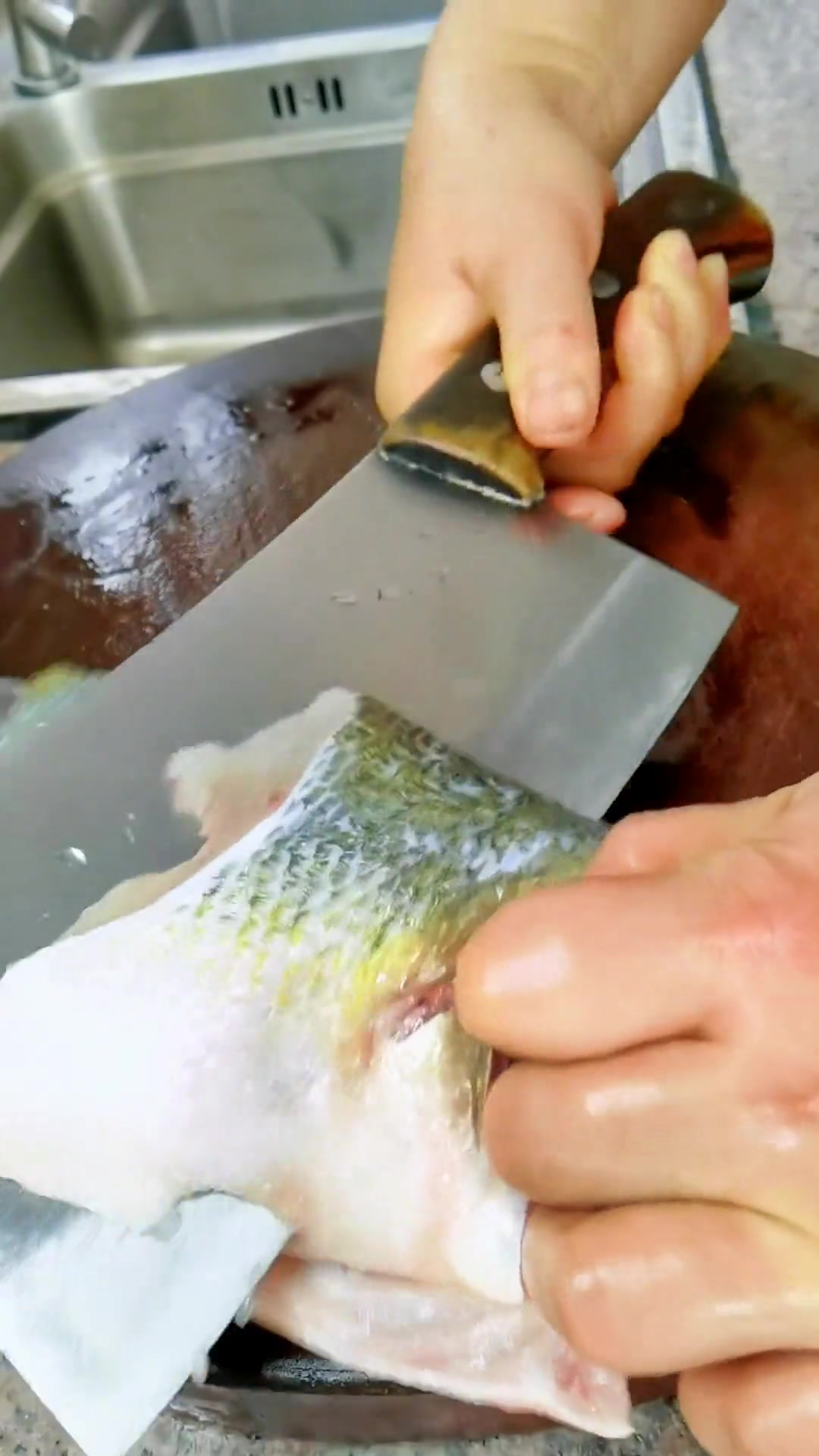 鲈鱼改刀摆盘,水开上锅蒸8分钟,鱼肉鲜嫩美味