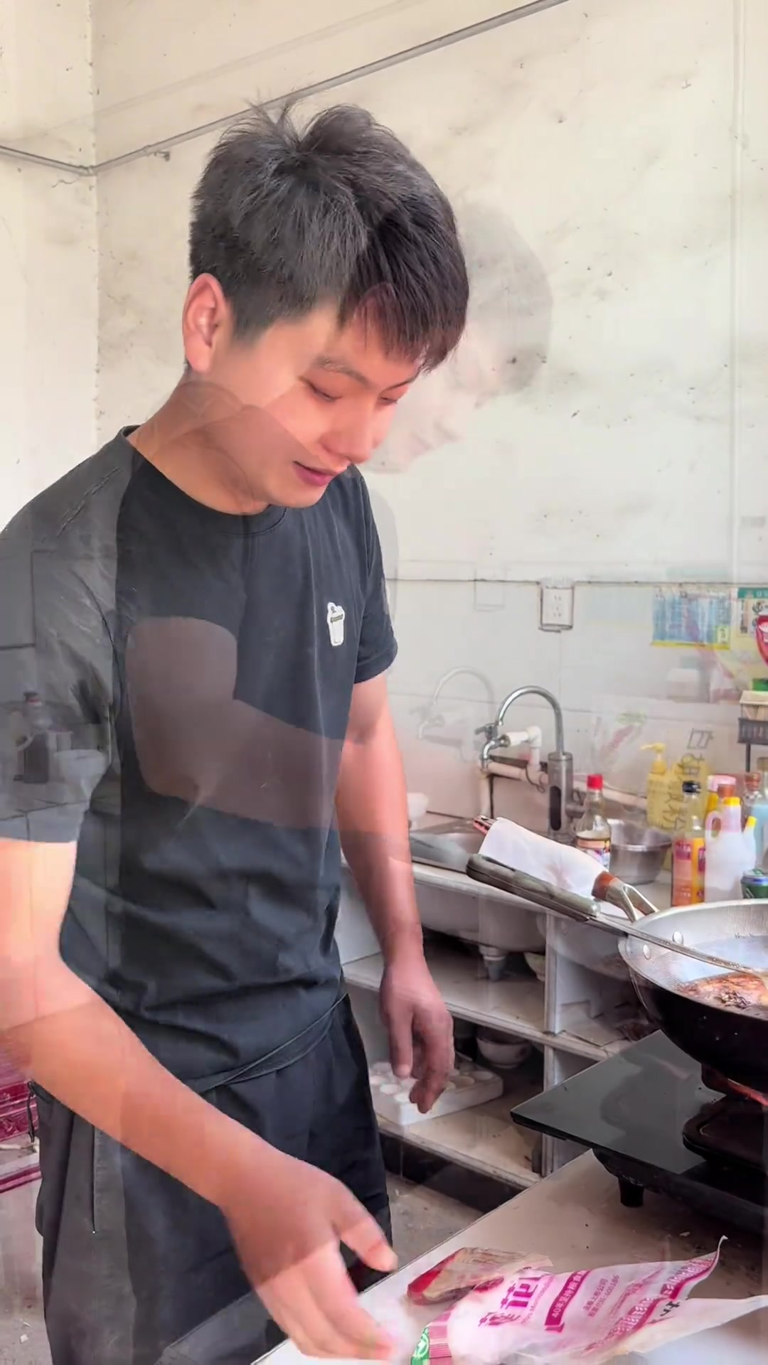 今天分享一道家庭版的麻辣鱼,麻麻辣辣