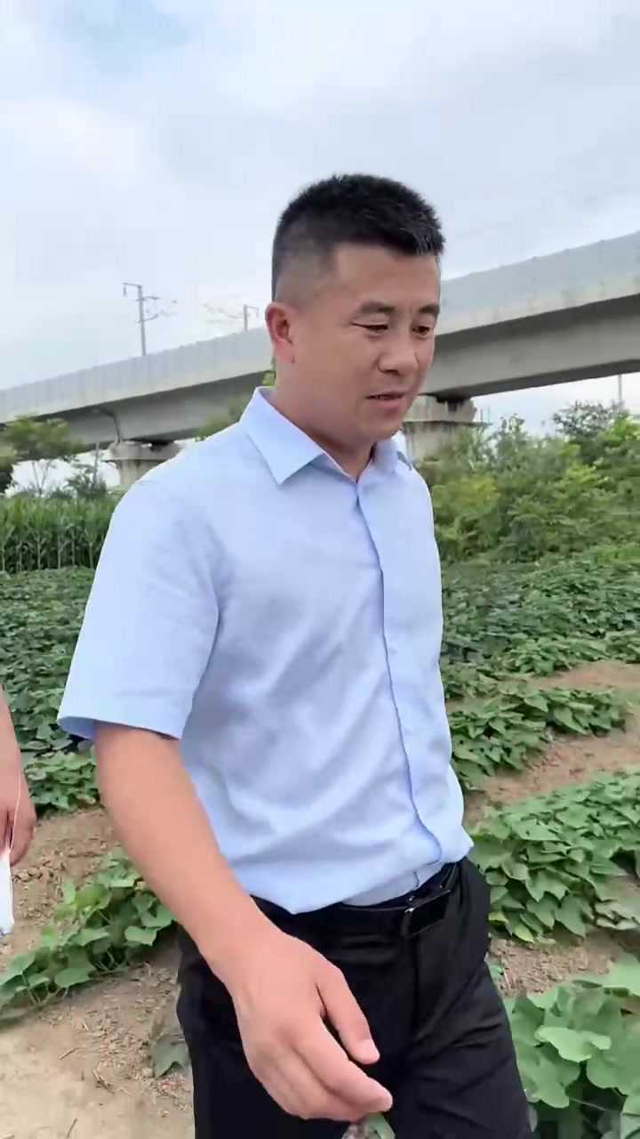 暑假到了,每每听到有溺水事件都很痛心,今天到我们鱼塘放置一些警示牌和救生圈,希望永远用不上