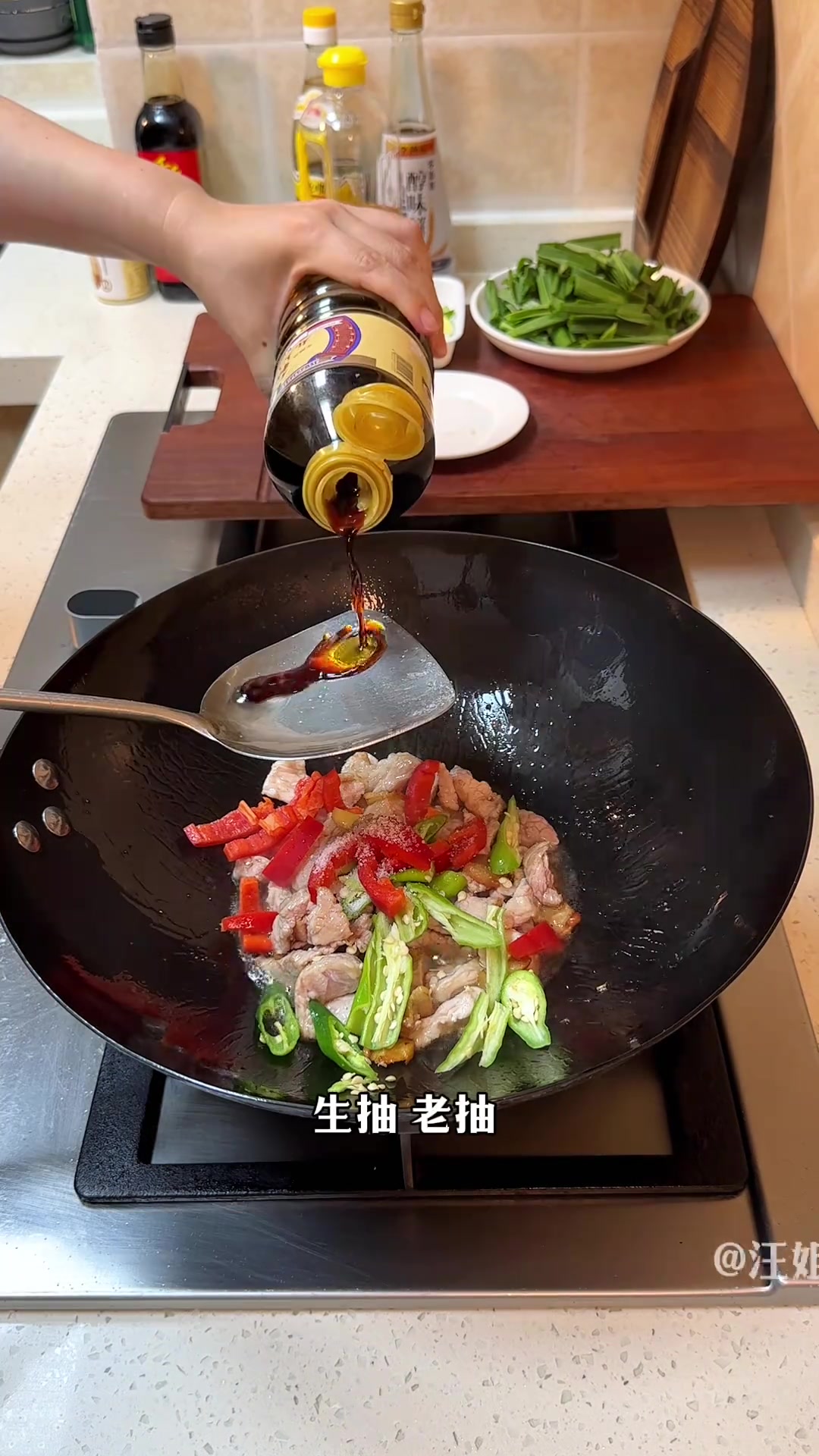 大蒜炒肉这样做,真的特别好吃特别下饭!