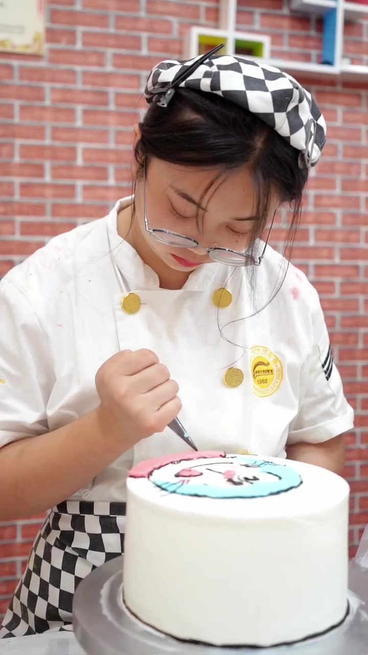 围观新生做卡通蛋糕，哆啦A梦和海绵宝宝你pick谁？