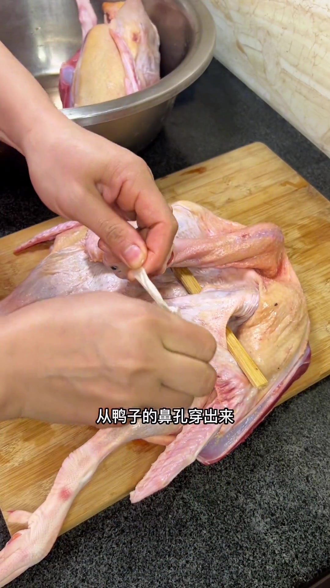 建瓯板鸭历史悠久味美风味独特在我们当地是人们餐桌上和酒席上的一道美食