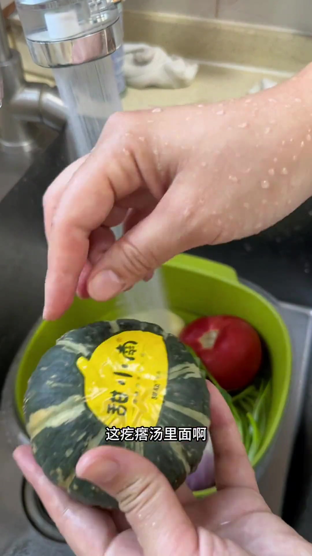 上学时米饼夹鸡蛋很少见了，自己做还是那熟悉的味道