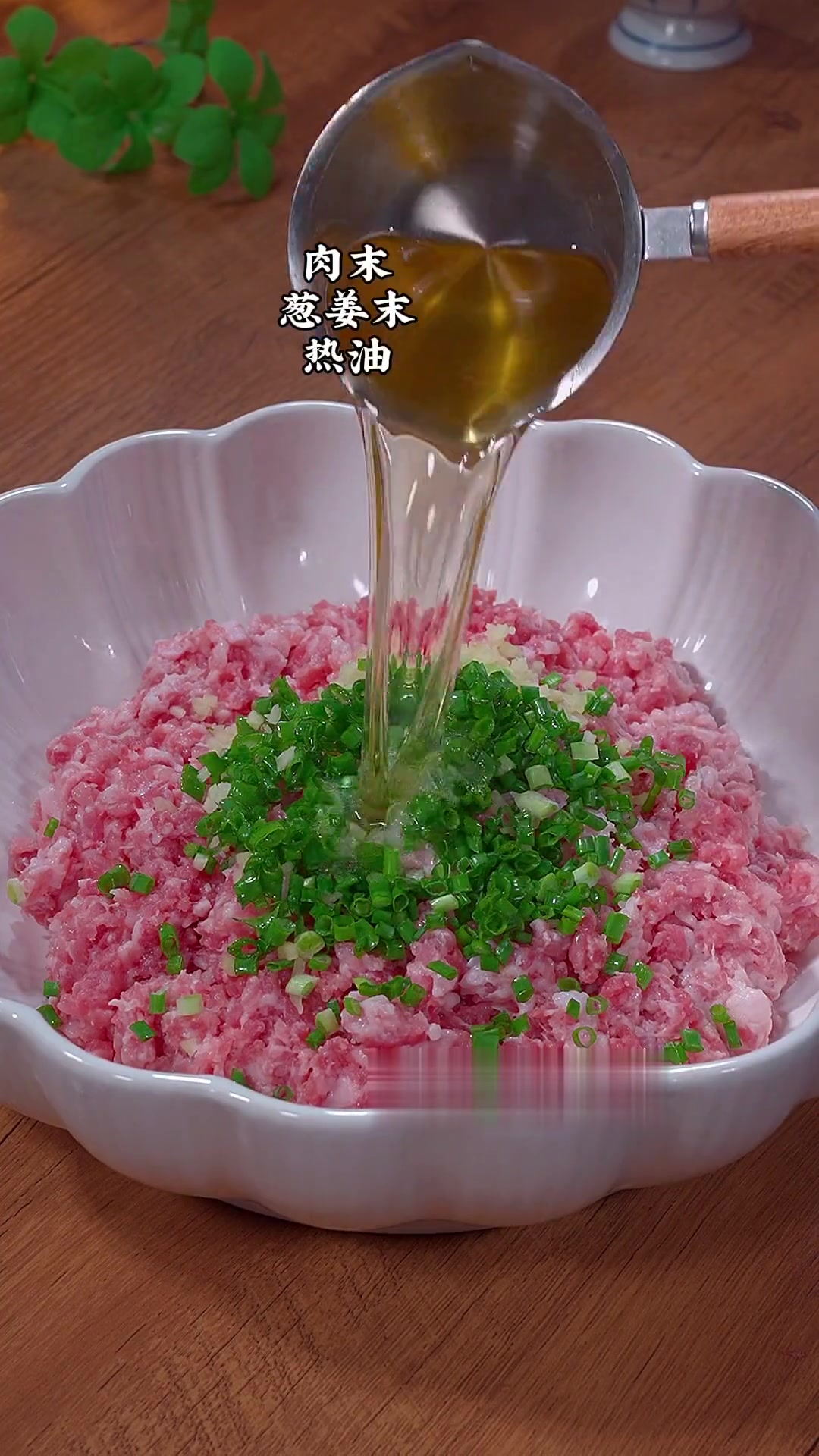 白菜猪肉馅咋调好吃不出水?教你包出鲜美多汁饺子